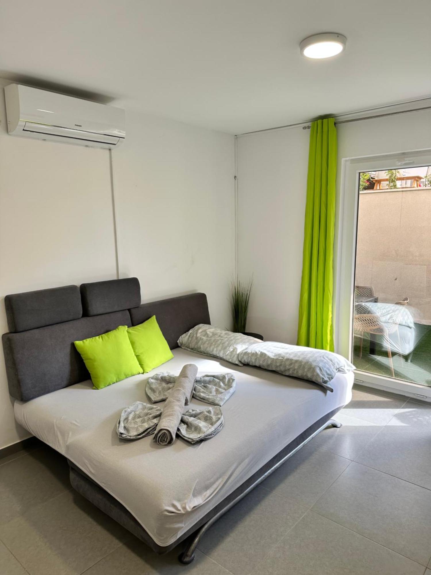 Vip Deluxe Apartment Arian Novalja Eksteriør bilde
